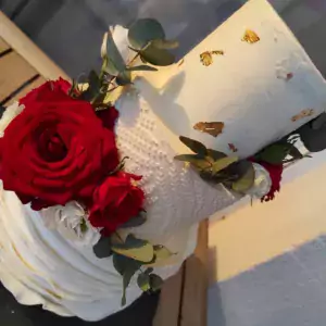 Gâteau de mariage avec roses rouges