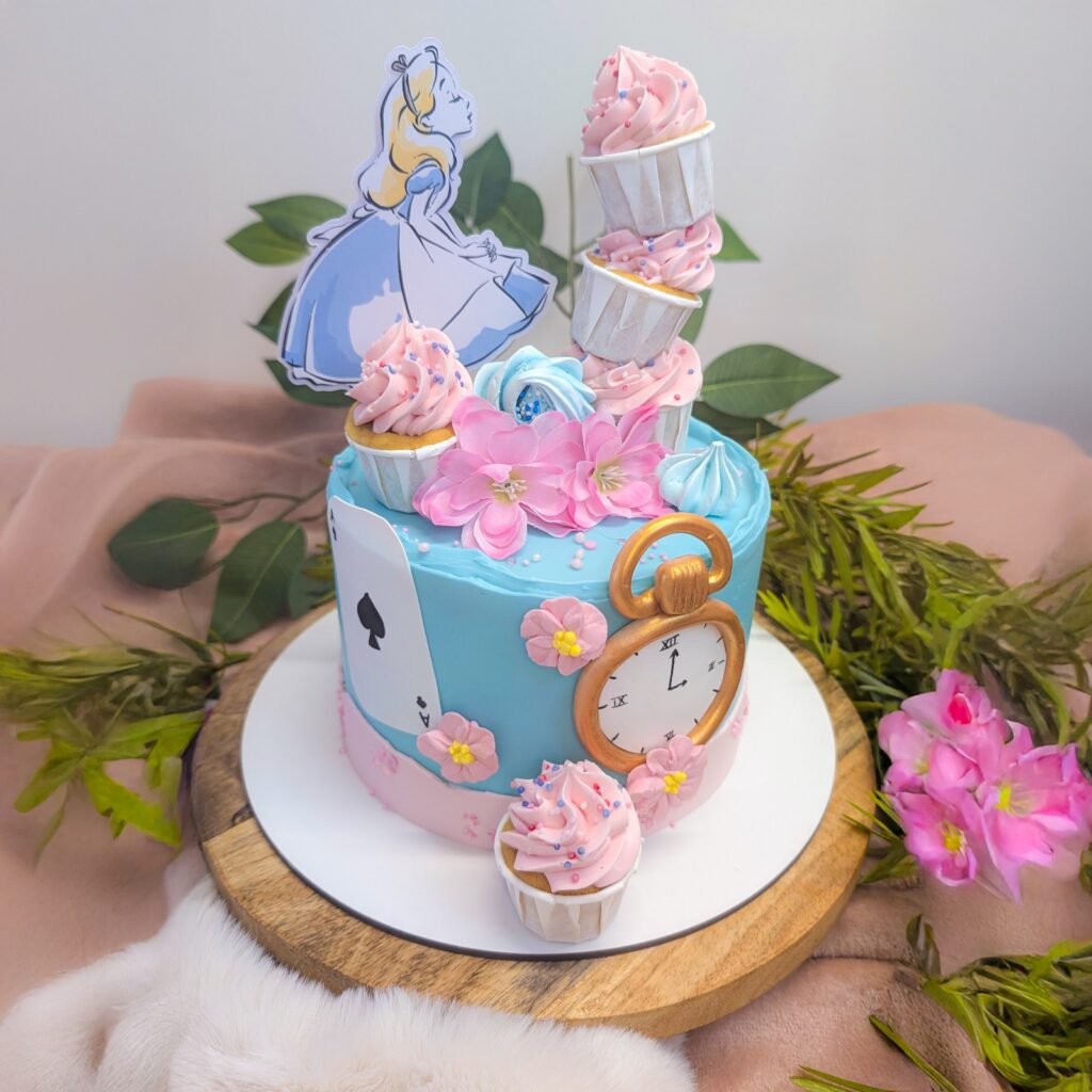 Layer cake gâteau d'anniversaire alice aux pays des merveilles